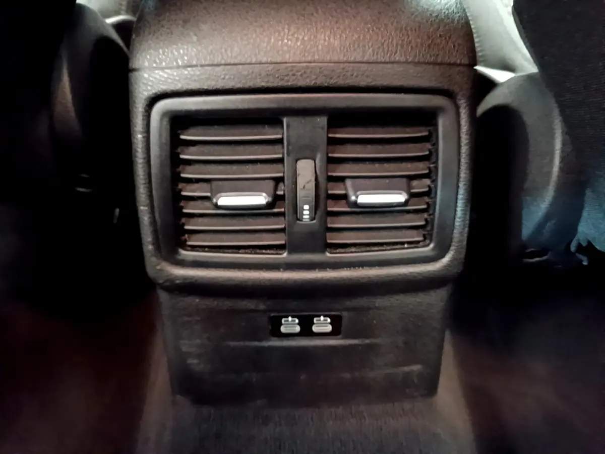 Détail des aérateurs arrière et ports USB doubles noirs dans l'habitacle du BMW X2 blanc sDrive18i 2023.