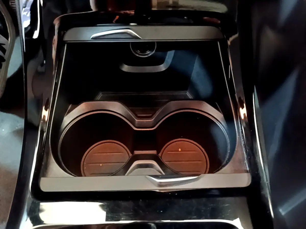 Gros plan sur le porte-gobelets central noir brillant de la BMW X2 sDrive18i Business DesignDKG7 2023.