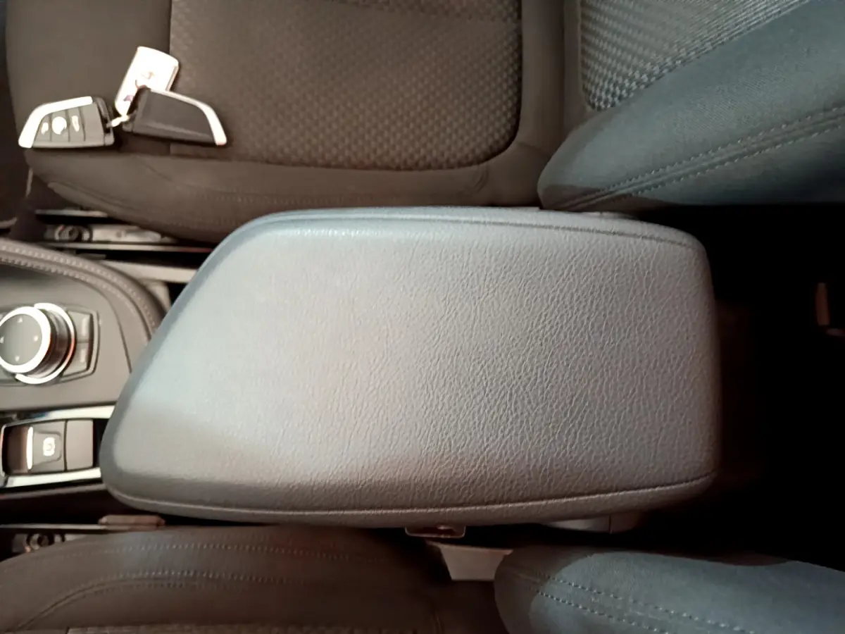 Accoudoir central en cuir gris foncé vu de dessus dans l'habitacle d'une BMW X2 sDrive18i 2023