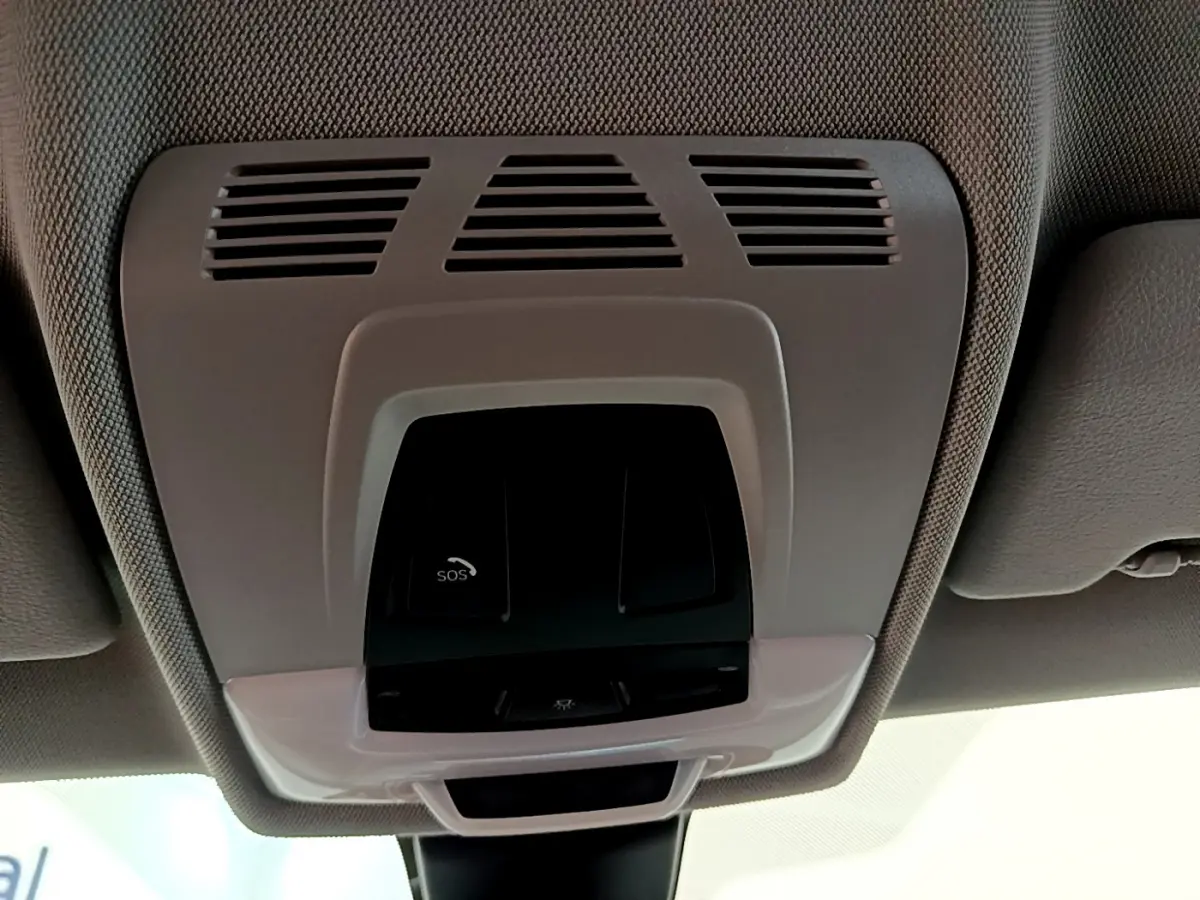 Vue en gros plan du plafonnier intérieur gris avec bouton SOS de la BMW X2 blanche 2023 sDrive18i Business DesignDKG7.