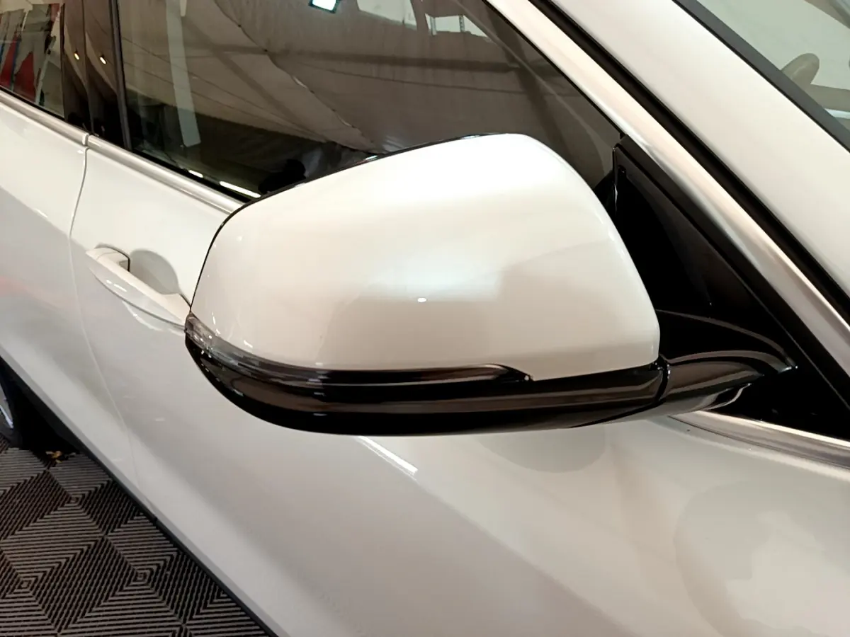Rétroviseur droit blanc avec clignotant intégré sur BMW X2 sDrive18i Business DesignDKG7 2023 vue rapprochée côté conducteur.