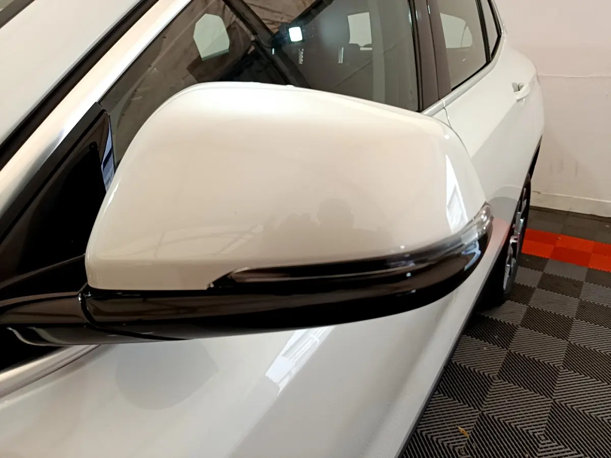 Rétroviseur droit blanc avec clignotant intégré sur BMW X2 sDrive18i Business DesignDKG7 2023 vue rapprochée.