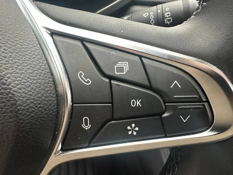 Gros plan sur les commandes multifonctions noires du volant côté droit du Renault Captur 1.6 E-Tech 2025.