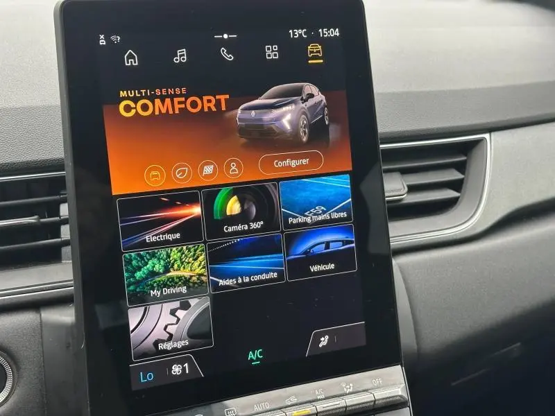 Écran tactile central du Renault Captur 2025 affichant le mode Confort avec interface colorée et tableau de bord gris.