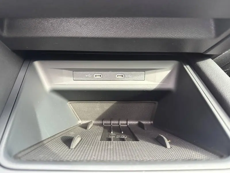 Gros plan intérieur sur la console centrale du CUPRA Formentor 2026, montrant deux ports USB-C intégrés dans un espace de rangement noir.