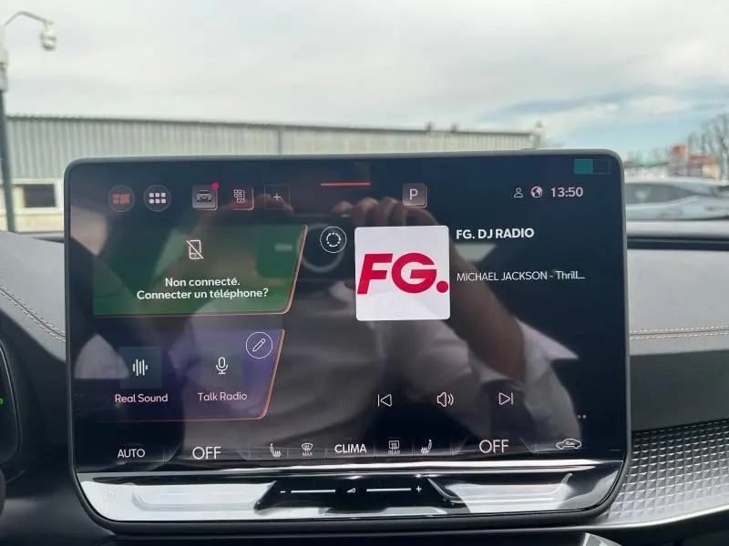 Écran tactile central du tableau de bord du CUPRA Formentor 2026, affichant la radio FG DJ en mode station.