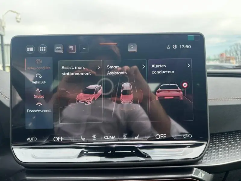 Écran tactile central du tableau de bord du CUPRA Formentor 2026 affichant les aides à la conduite et alertes conducteur.