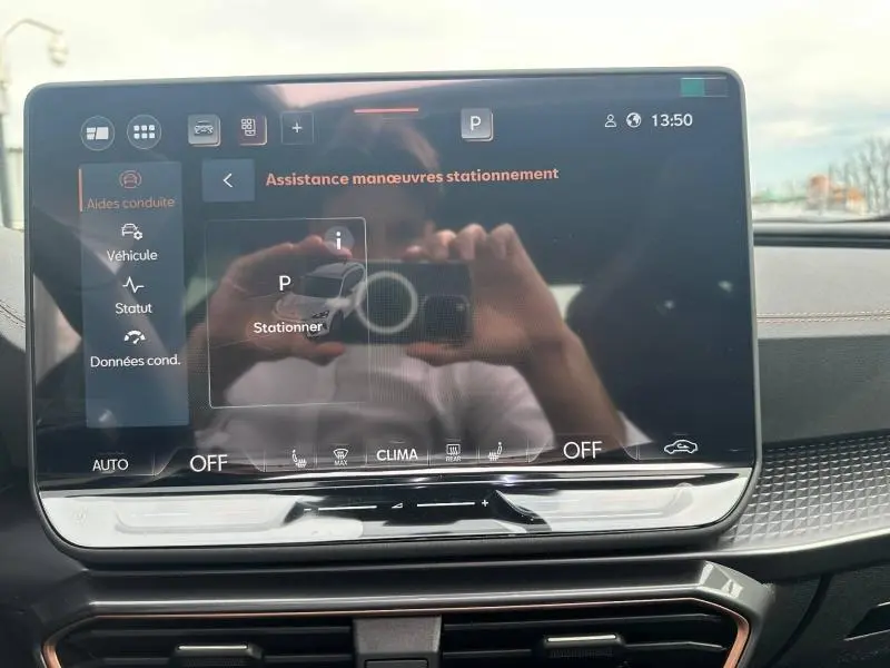 Écran tactile central du tableau de bord du CUPRA Formentor 2026 affichant l'assistance aux manœuvres de stationnement.