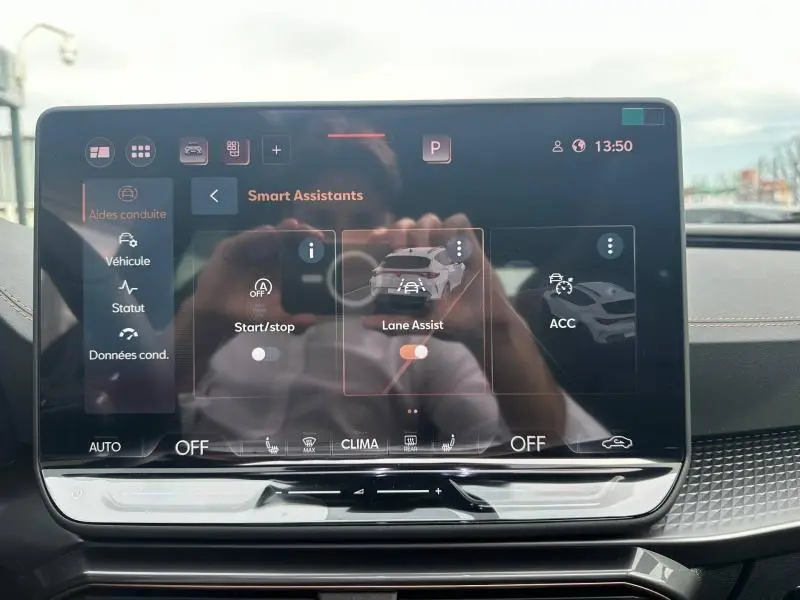 Écran tactile central du CUPRA Formentor 2026 montrant les assistants de conduite, avec reflet du conducteur visible.