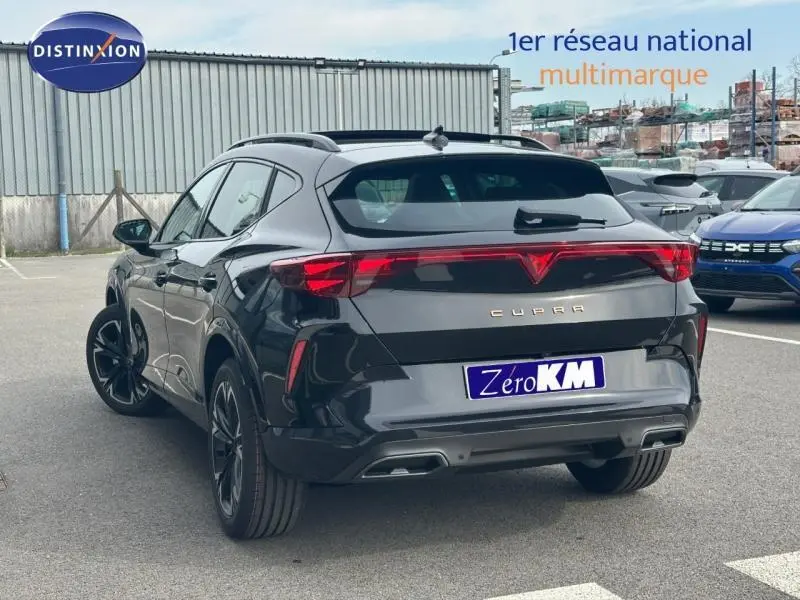 Vue 3/4 arrière droite du CUPRA Formentor 2.0 TDI noir Minuit métallisé avec feux arrière reliés et double sortie d’échappement.