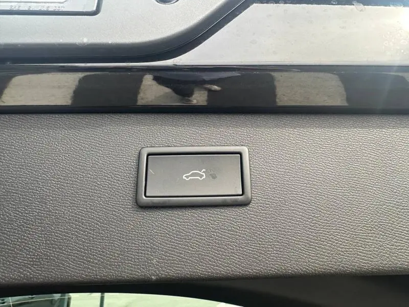 Bouton d'ouverture électrique du coffre sur le hayon intérieur d'un CUPRA Formentor Noir Minuit métallisé 2026.