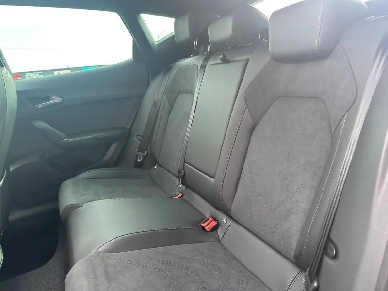 Vue intérieure côté droit des sièges arrière en cuir et alcantara gris foncé du CUPRA Formentor 2026 Noir Minuit métallisé.