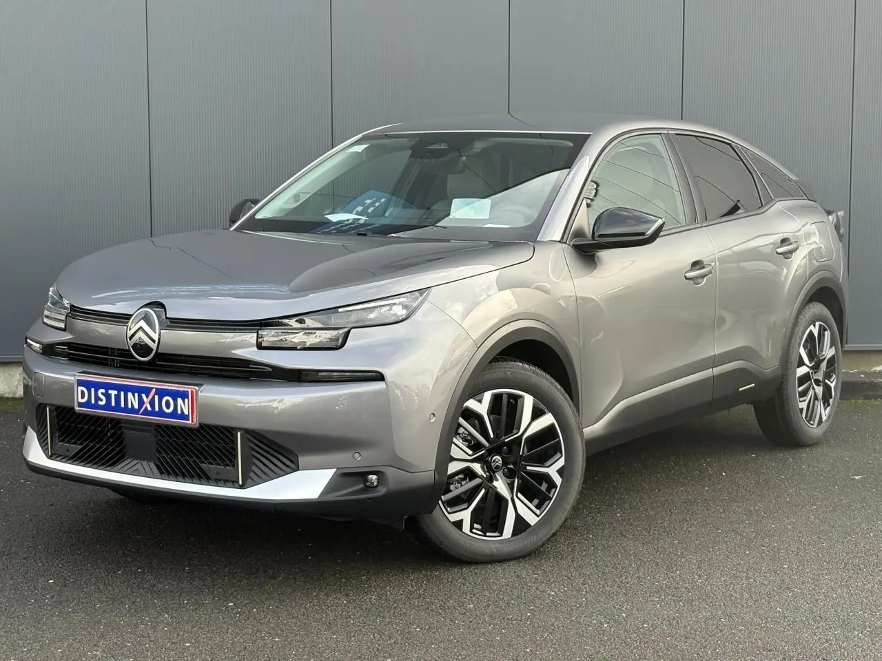 Vue 3/4 avant droit d'une Citroën C4 Hybrid 145 gris Mercury avec jantes alliage 18'' diamantées et phares LED.