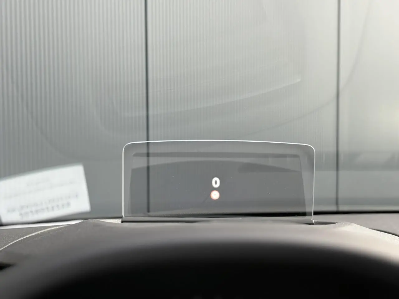 Affichage tête haute numérique en transparence dans l'habitacle du Citroën C4 Hybrid gris Mercury, vue avant intérieure.