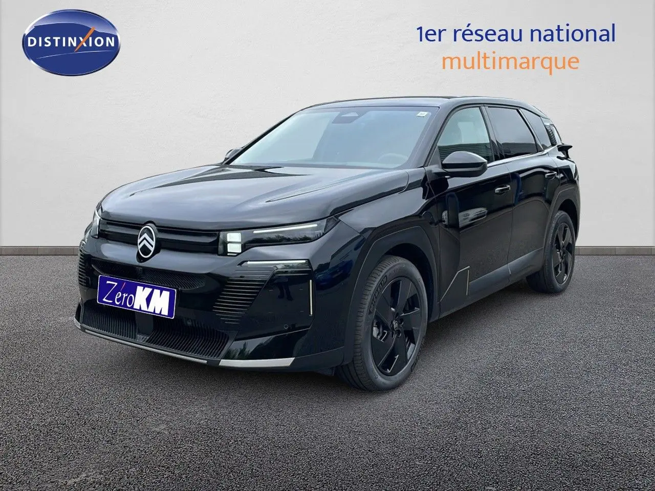 Citroën C5 Aircross noir perla nera en 3/4 avant droit, mettant en valeur ses jantes noires et son design moderne.