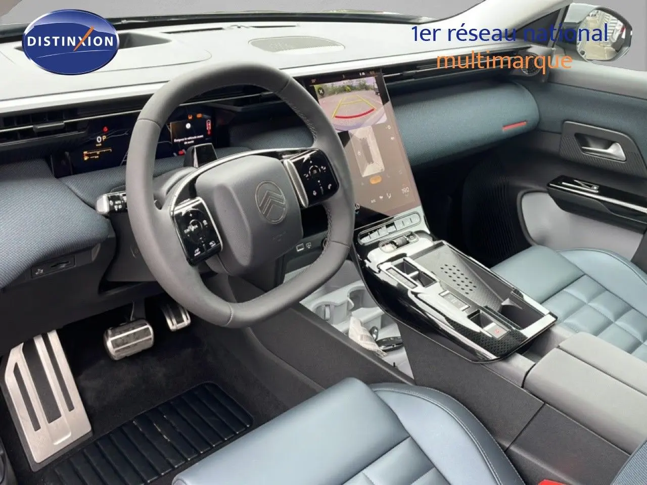 Vue intérieure côté conducteur du Citroën C5 Aircross 2026, volant multifonction, sièges cuir gris et écran tactile central vertical.