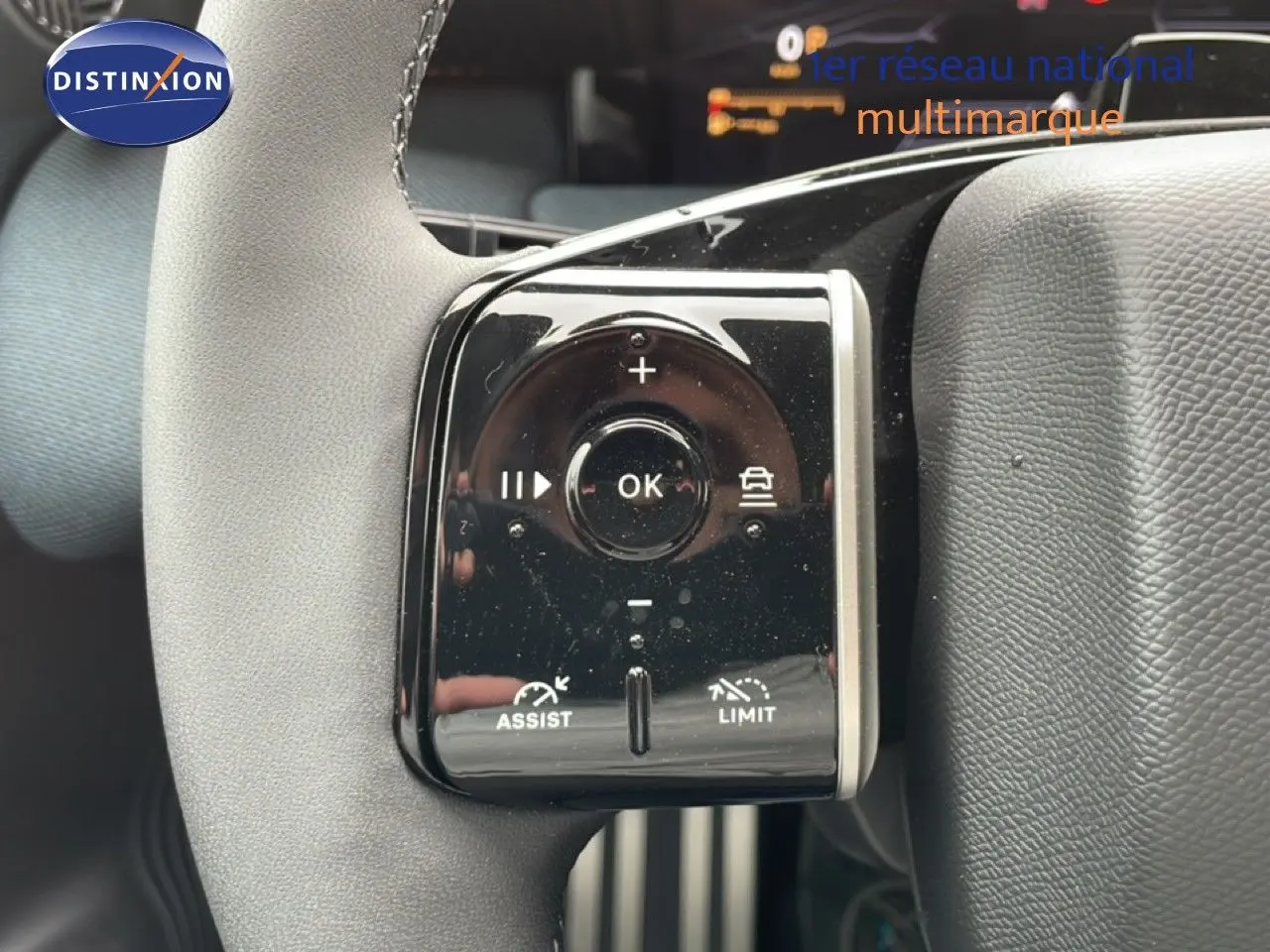 Gros plan sur les commandes de régulateur et limiteur de vitesse au volant d’un Citroën C5 Aircross noir Perla Nera.