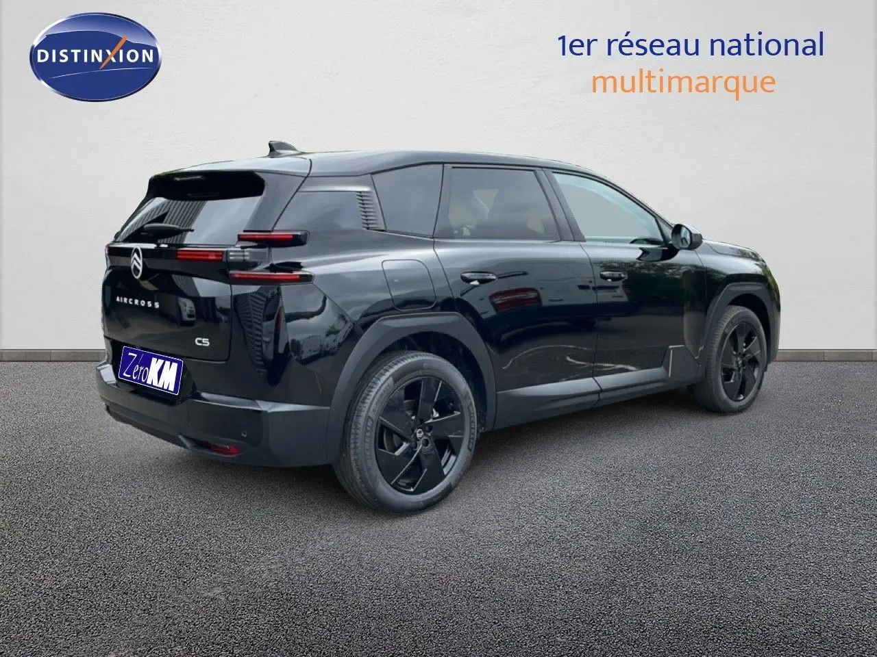 Vue 3/4 arrière droite du Citroën C5 Aircross noir Perla Nera métallisé avec jantes noires et feux LED distinctifs.