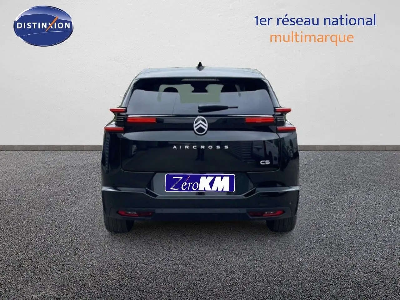 Vue arrière d'un Citroën C5 Aircross noir Perla Nera Metal, avec feux arrière horizontaux et logo centré.