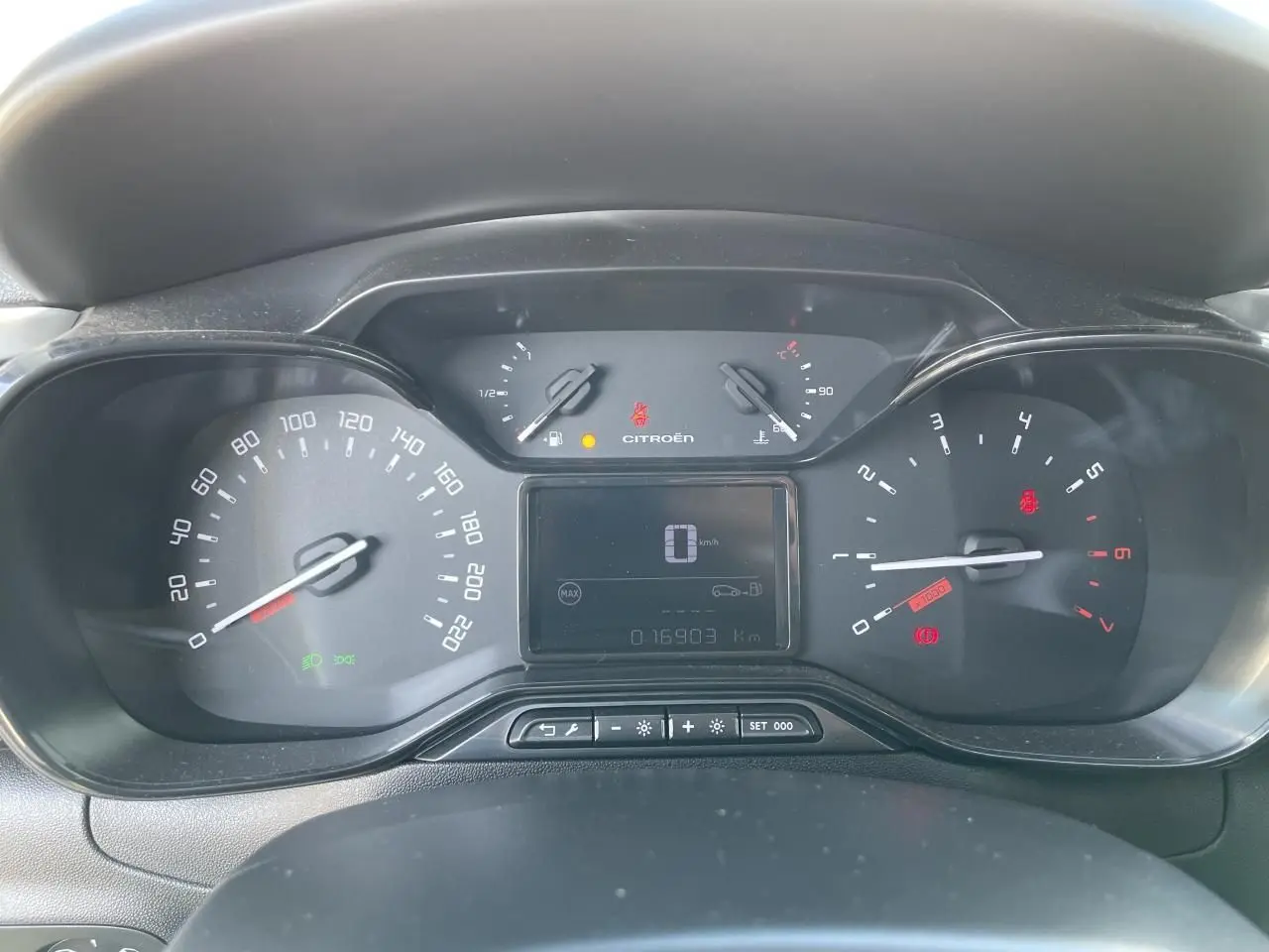 Tableau de bord noir de la Citroën C3 2024 avec compteurs analogiques et affichage numérique central.