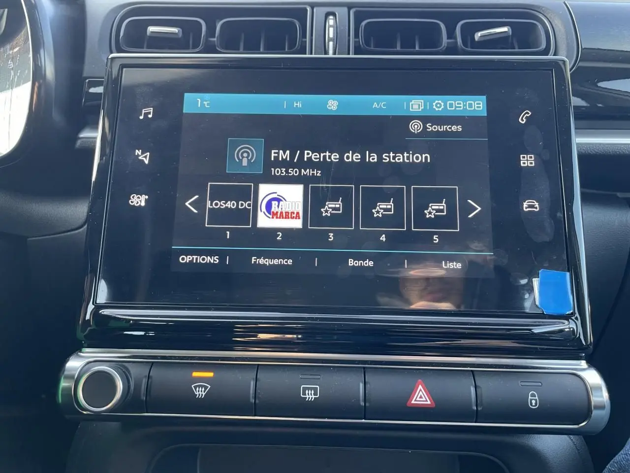 Écran tactile central de la Citroën C3 2024 avec commandes climatisation et alertes, finition noir brillant.