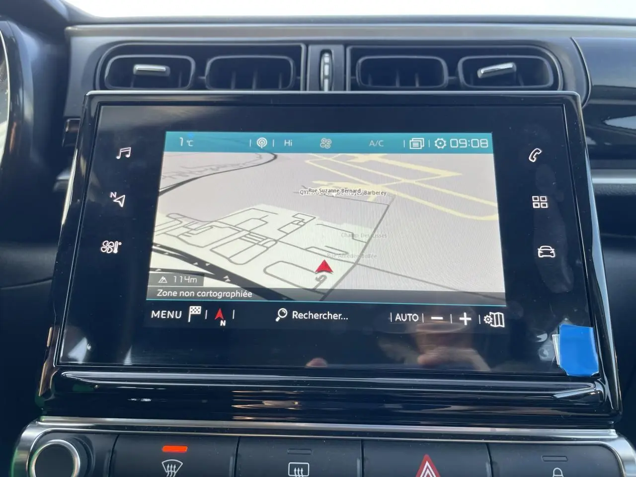 Écran tactile central avec navigation affichée dans l'habitacle noir brillant d'une Citroën C3 2024.