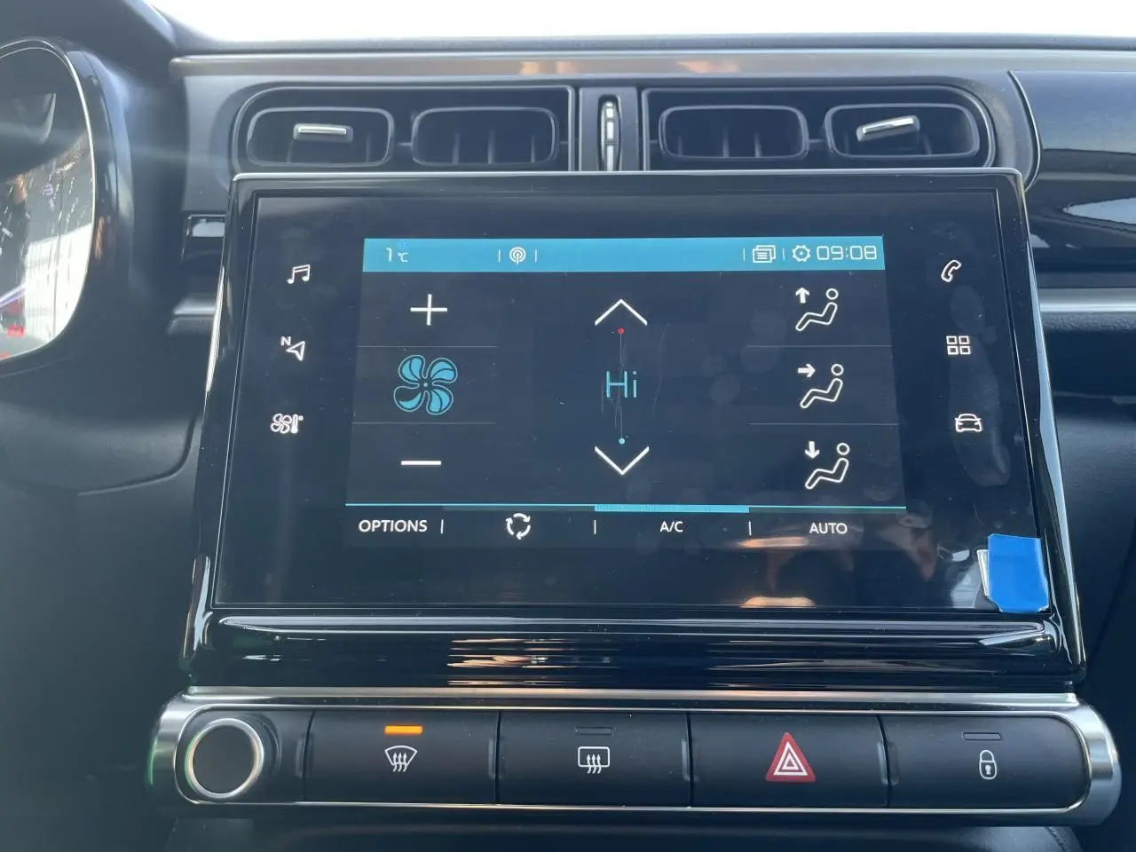 Écran tactile central de la Citroën C3 2024 montrant les commandes de climatisation avec tableau de bord noir brillant.
