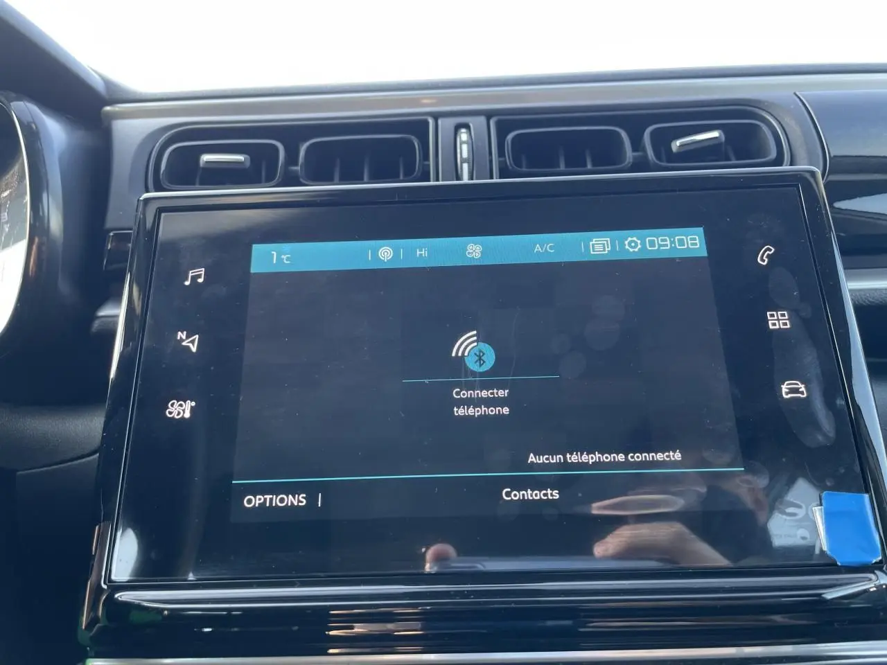 Écran tactile central de la Citroën C3 2024 affichant la connexion Bluetooth, entouré de la planche de bord noire brillante.