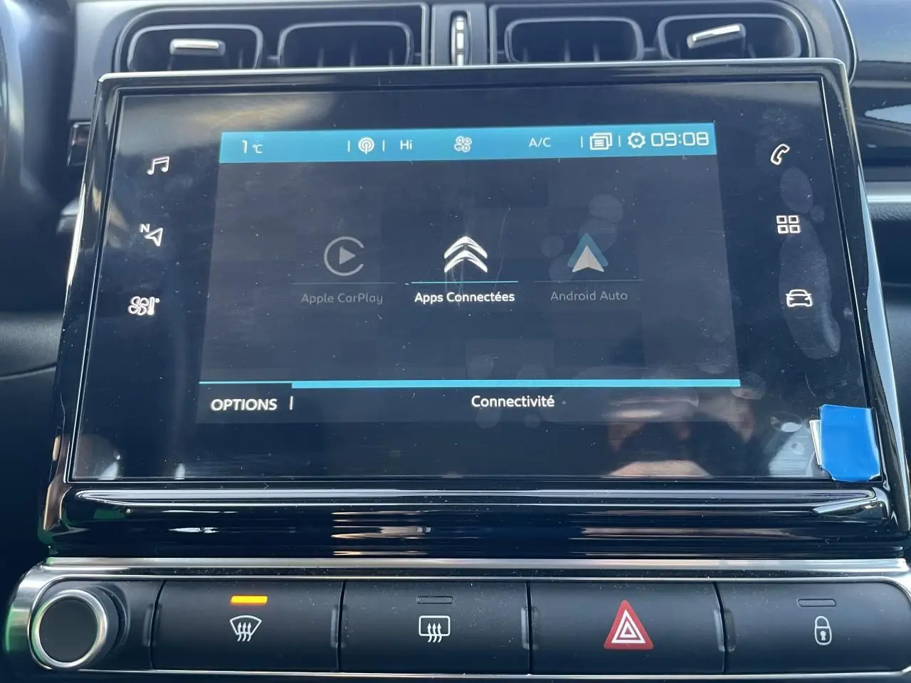 Écran tactile central de la Citroën C3 2024 affichant les options Apple CarPlay et Android Auto en intérieur noir brillant.