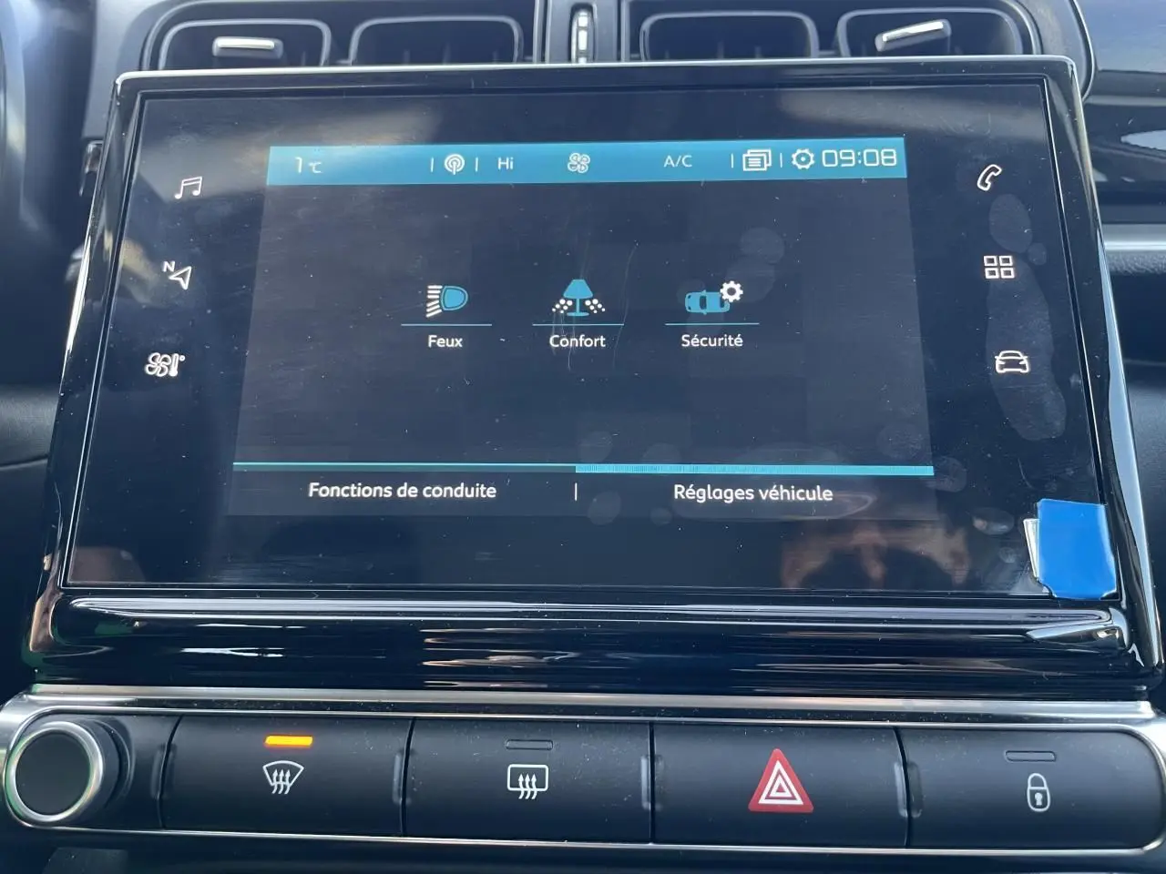 Écran tactile central de la Citroën C3 blanc banquise, affichant les réglages de conduite et sécurité.