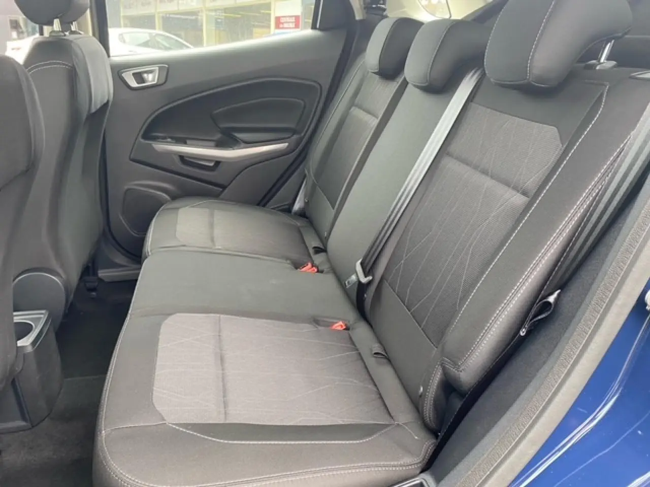 Vue intérieure côté droit montrant la banquette arrière noire du Ford Ecosport 1.0 EcoBoost 2022 bleu abysse.