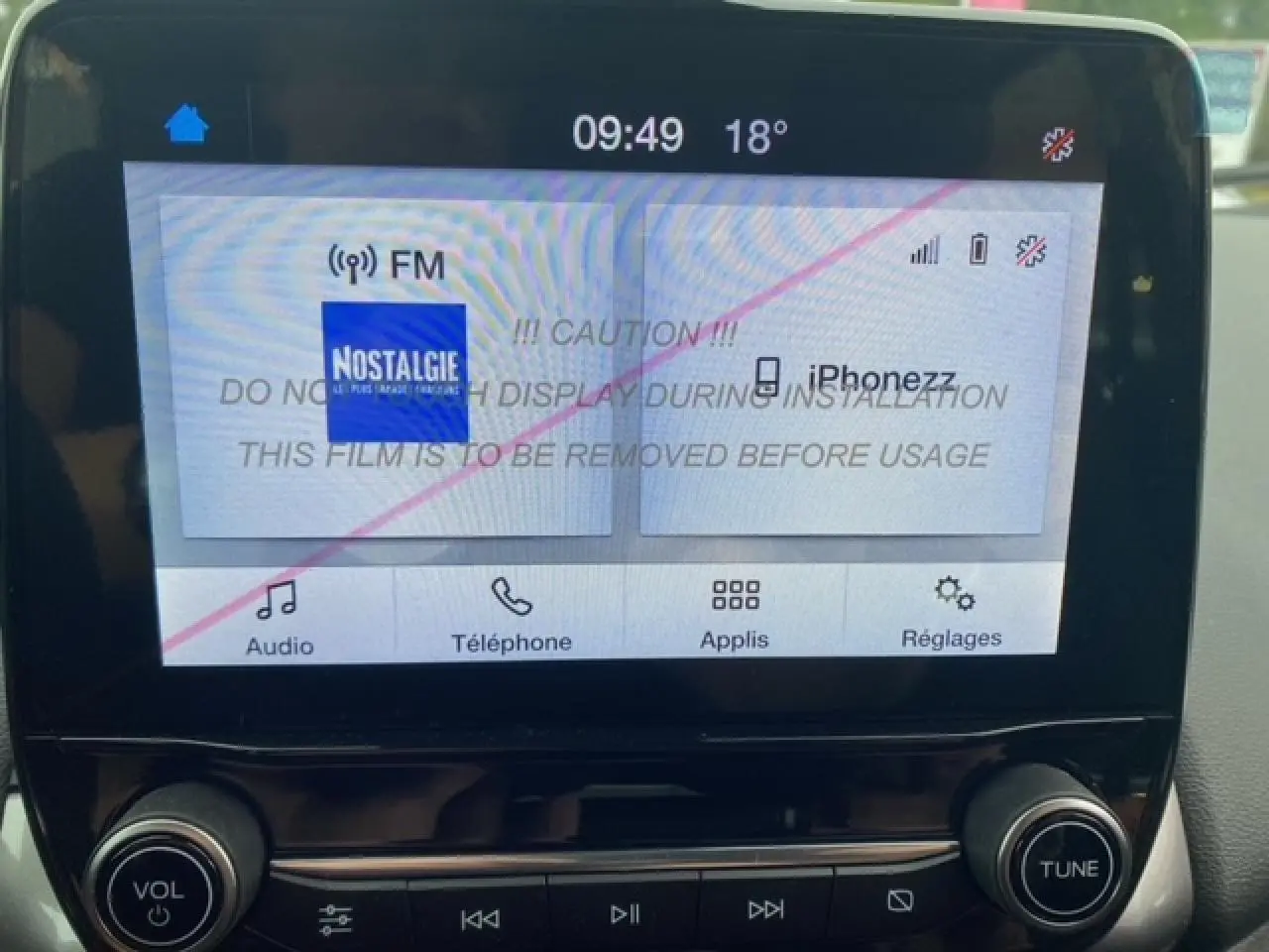 Écran tactile 8 pouces du Ford EcoSport bleu Abysse 2022 affichant radio FM et connexion iPhone.