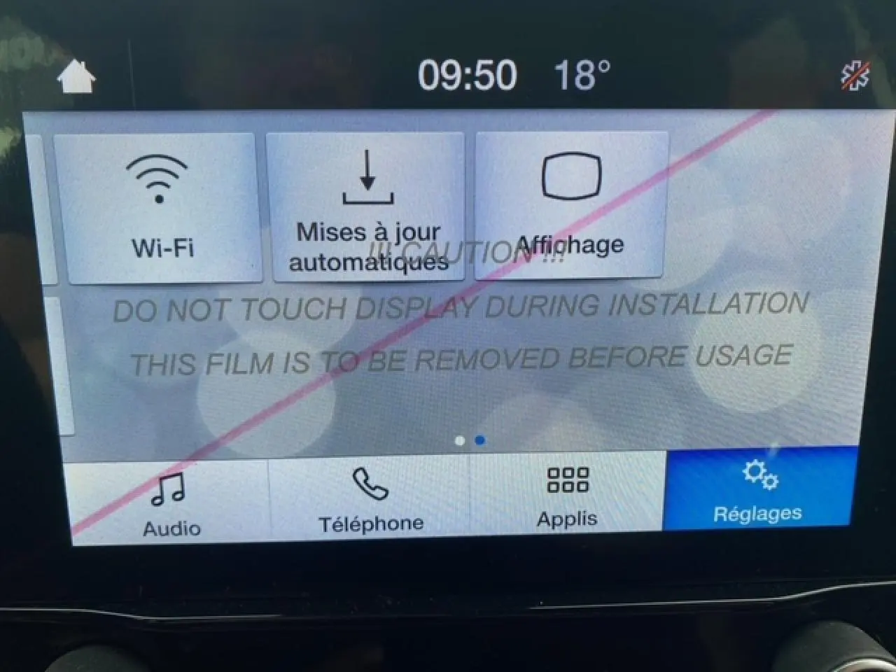 Écran tactile 8 pouces du Ford EcoSport bleu Abysse affichant les options Wi-Fi et réglages du système multimédia.