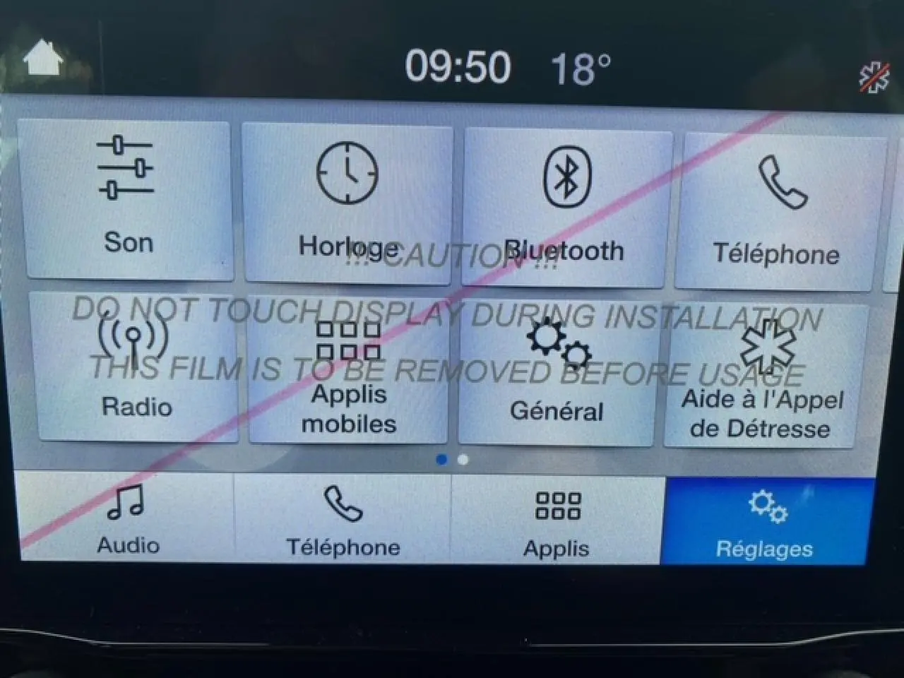Écran tactile du système multimédia Ford EcoSport 2022 affichant les options Bluetooth, radio et réglages.