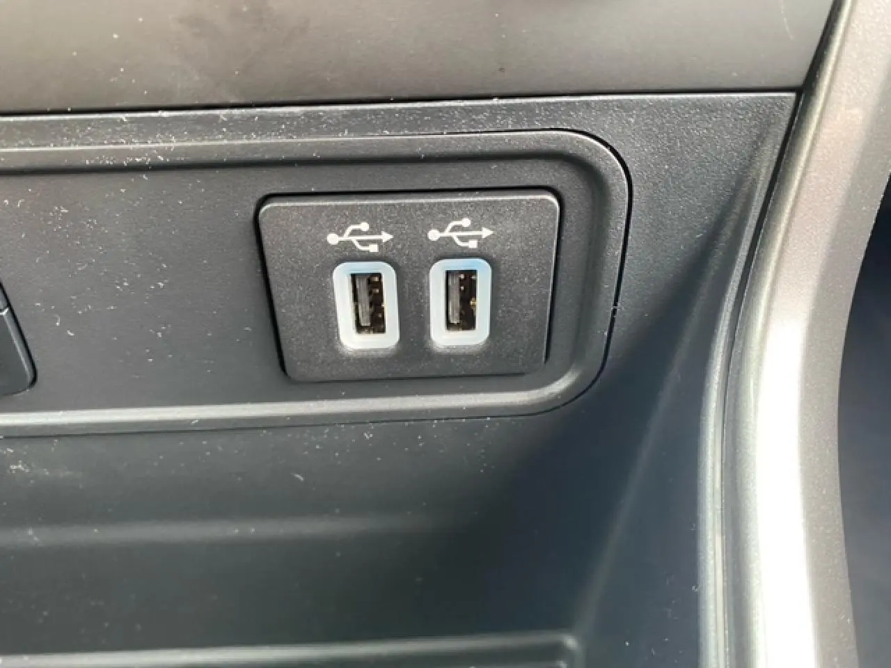 Gros plan sur les deux ports USB intégrés dans la console centrale du Ford EcoSport bleu Abysse 2022.