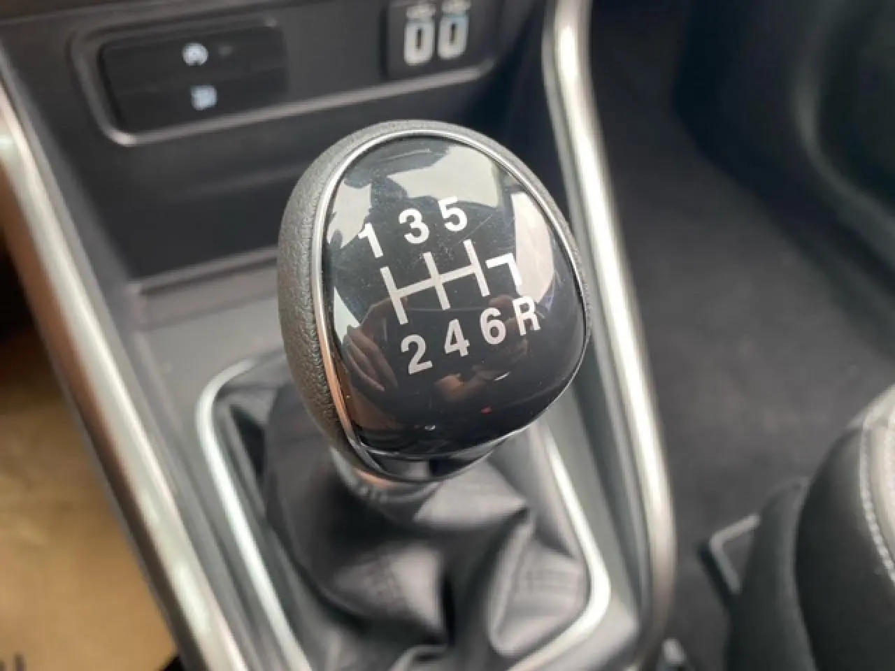 Gros plan sur le levier de vitesses manuel du Ford EcoSport 1.0 EcoBoost 2022, intérieur noir.