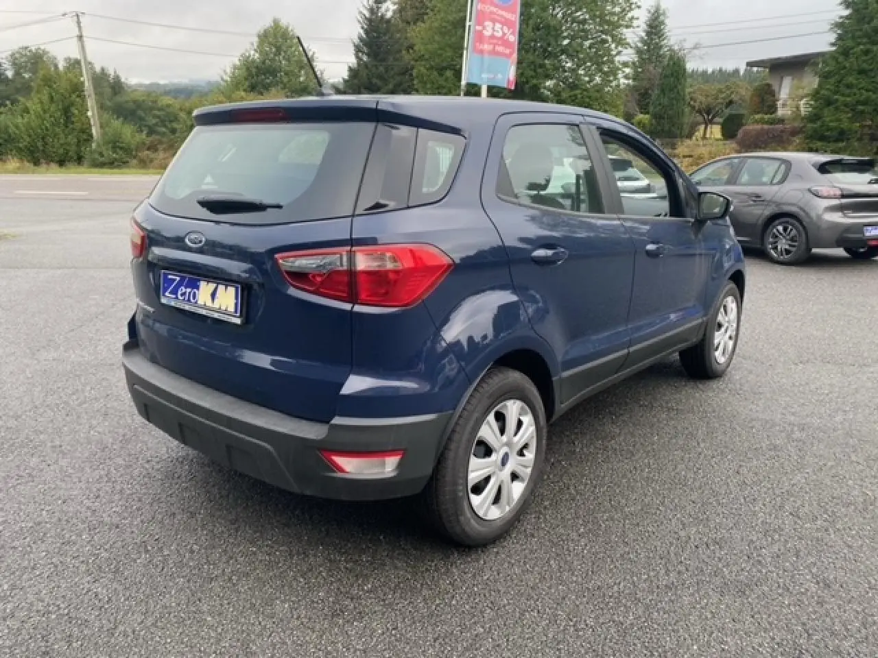 Vue 3/4 arrière droite d'un Ford EcoSport 2022 bleu abysse avec feux arrière et pare-chocs noirs visibles.
