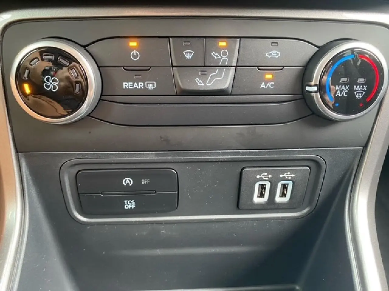 Vue rapprochée des commandes de climatisation et des ports USB du tableau de bord du Ford Ecosport bleu abysse 2022.