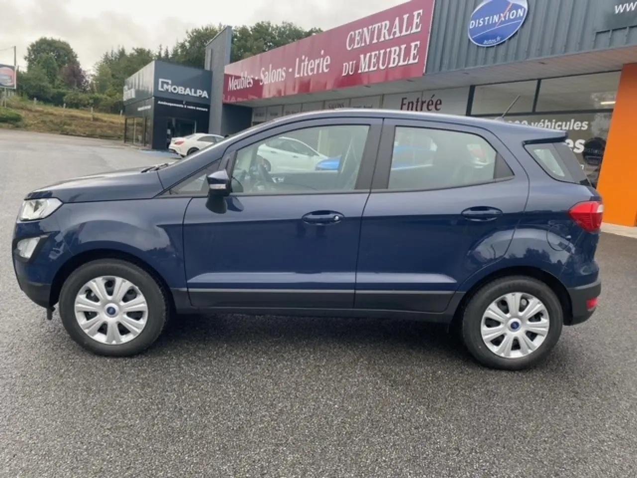 Ford EcoSport 2022 bleu abysse vu de profil côté gauche, avec jantes acier et rétroviseurs assortis.