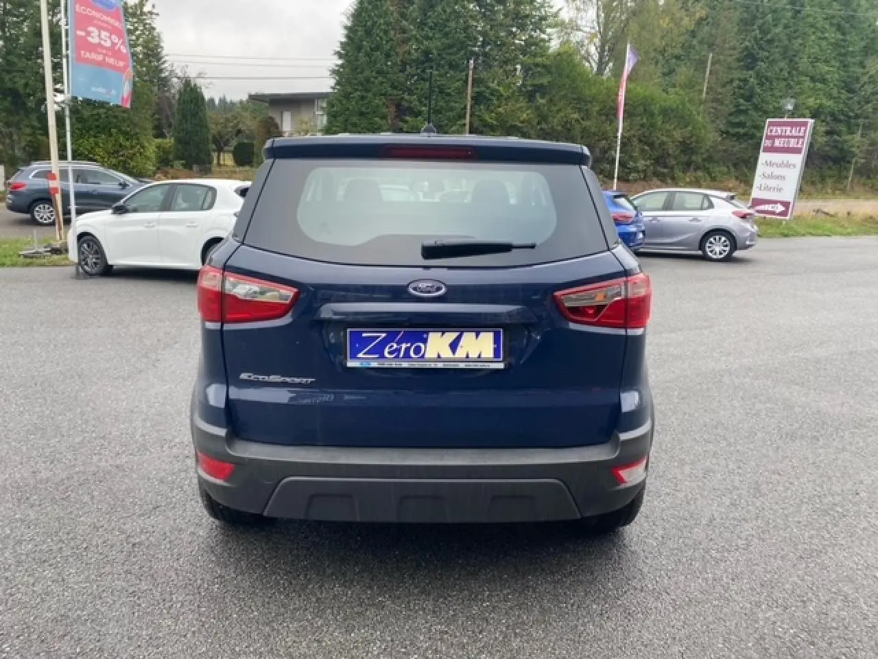 Vue arrière d'un Ford EcoSport bleu abysse 2022 avec plaque d'immatriculation "Zéro KM" visible.