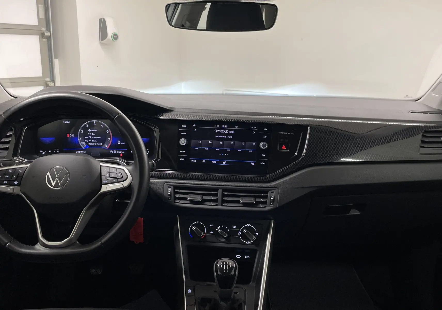 Vue intérieure frontale du tableau de bord et volant de la Volkswagen Polo 1.0 TSI 95 BVM5 Life 2023.