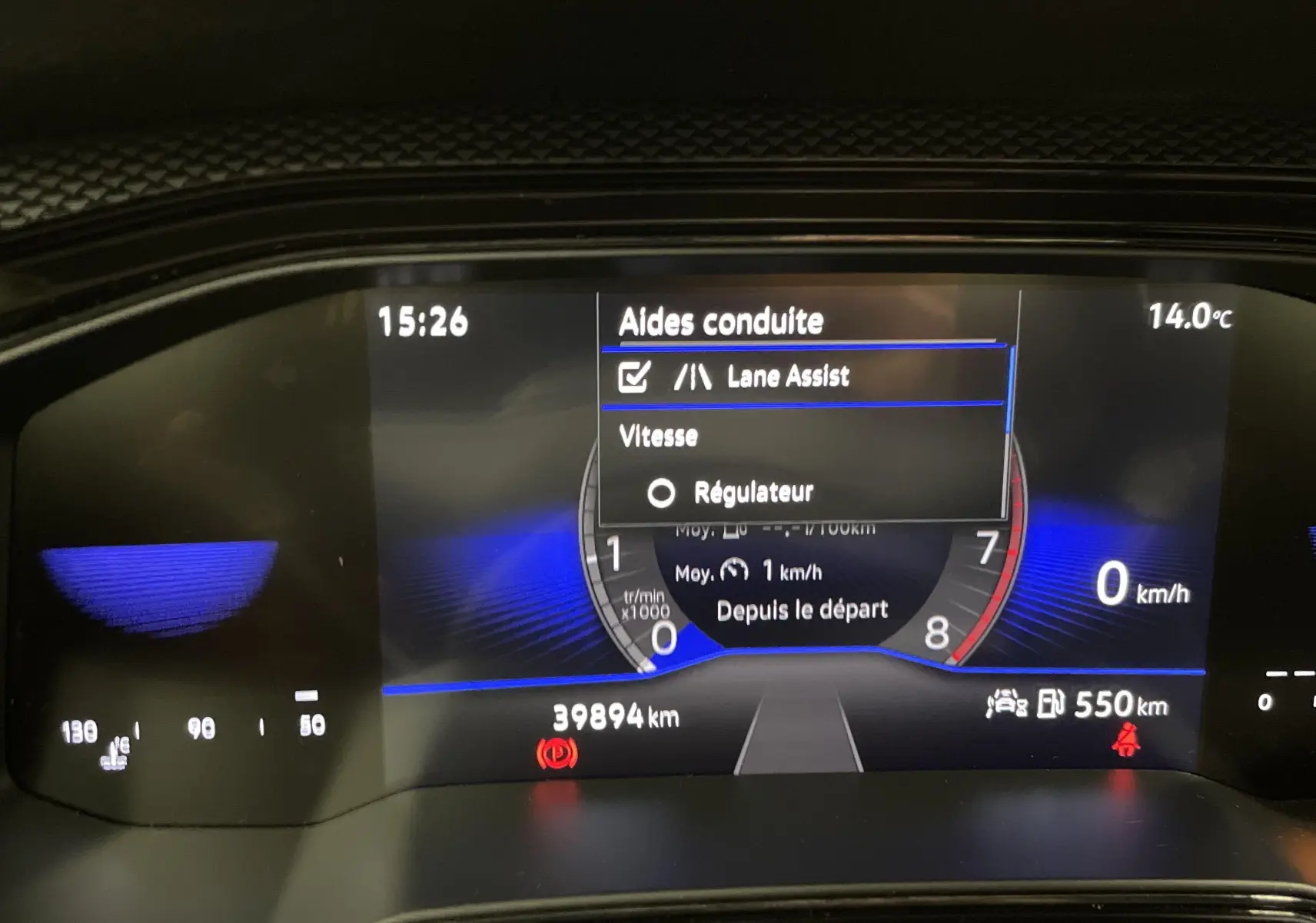 Tableau de bord numérique de Volkswagen Polo 2023 montrant l'assistance Lane Assist et la vitesse à 0 km/h.