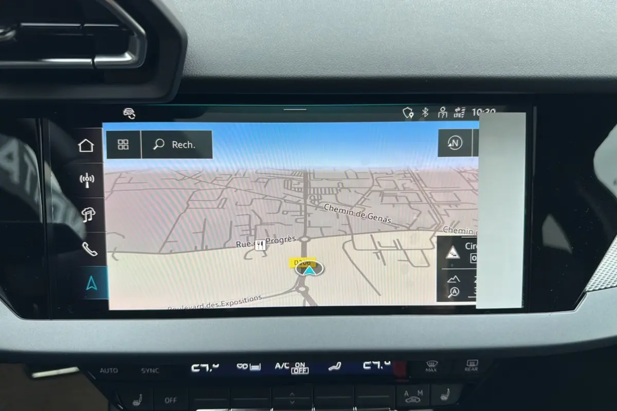 Écran tactile central affichant la cartographie GPS dans l'habitacle d'une Audi A3 gris Daytona 2025.