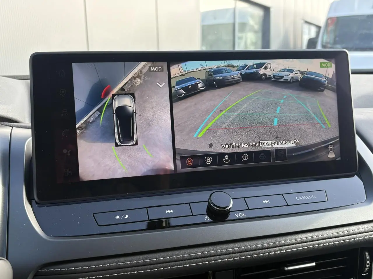 Écran tactile intérieur du Nissan Qashqai 2025 montrant la caméra de recul et la vue à 360° en mode stationnement.