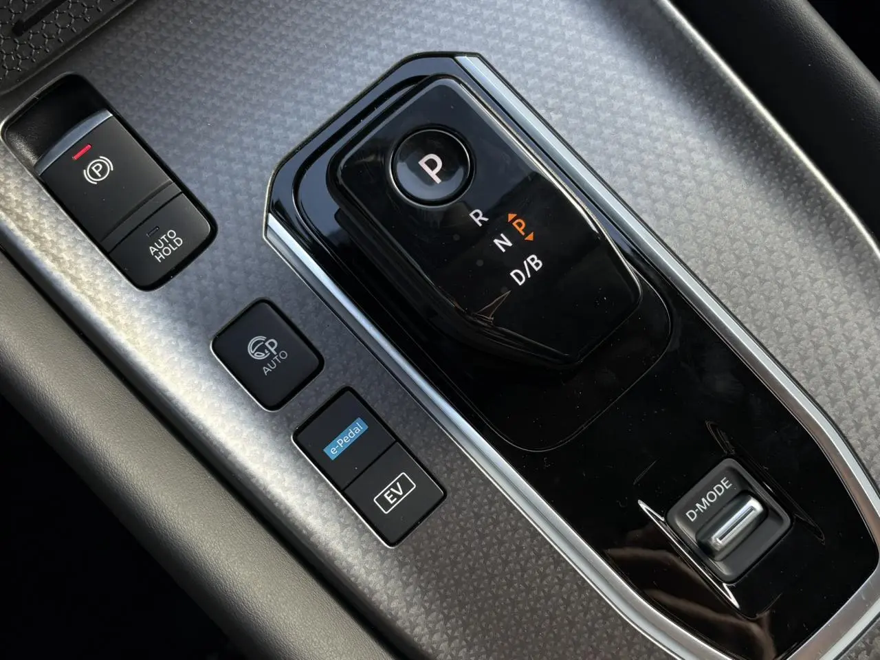 Gros plan sur la console centrale du Nissan Qashqai III noir, montrant le sélecteur de boîte automatique et les boutons e-Pedal et D-Mode.