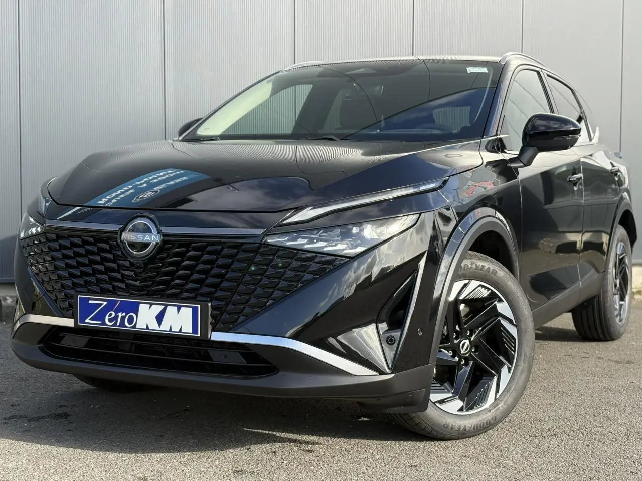 Nissan Qashqai III e-Power noir en 3/4 avant droit, avec calandre noire et jantes alliage distinctives.