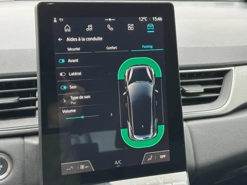 Écran tactile central du Renault Captur 2025 affichant l'aide au stationnement avec vue du véhicule en noir sur fond gris intérieur.