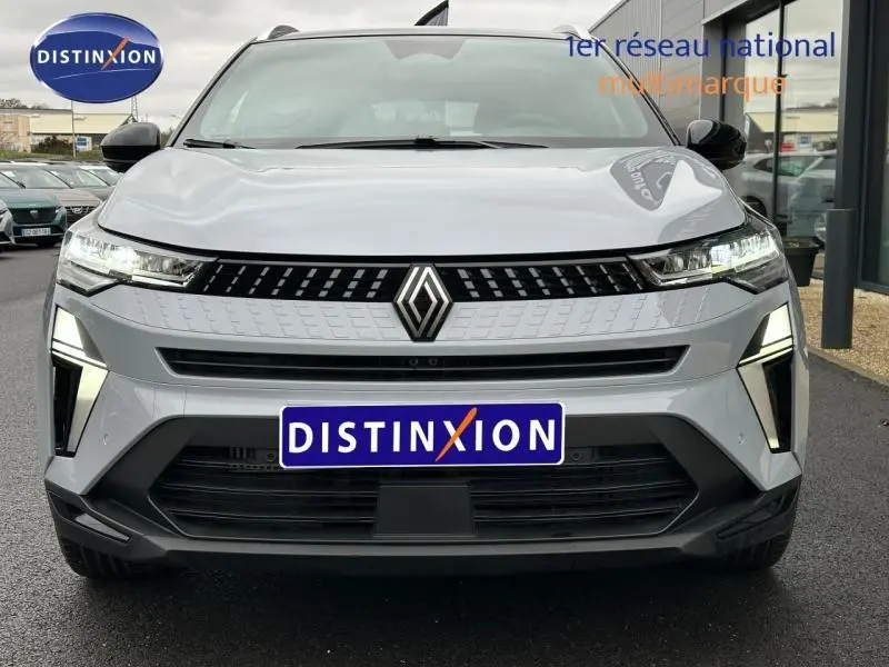 Vue avant du Renault Captur 1.0 Eco-G 100ch Techno gris Rafale avec feux LED et calandre noire étoilée.