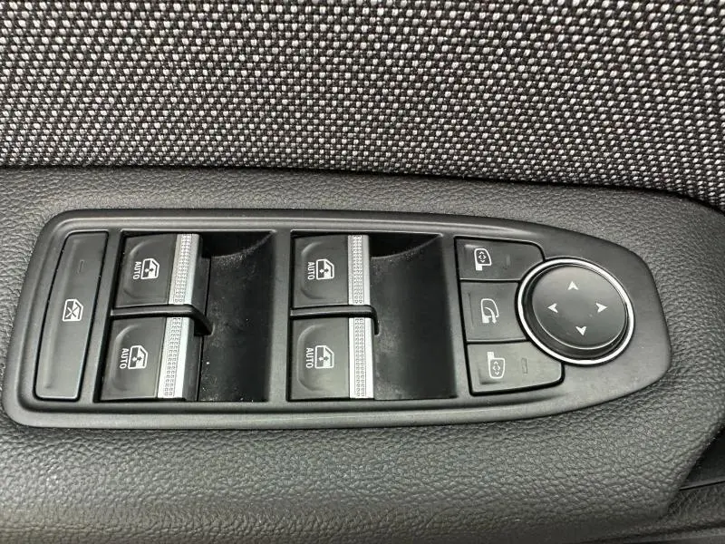 Panneau de commandes des vitres et rétroviseurs côté conducteur du Renault Captur 2025, finition Techno, intérieur noir.