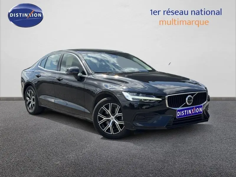 Vue 3/4 avant d'une Volvo S60 noire avec jantes alliage et calandre chromée, sur fond neutre.